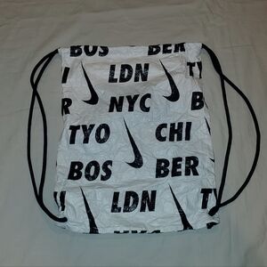 Nike cinch bag with interior zippered pocket Nike By You ZoomX Invincible Run